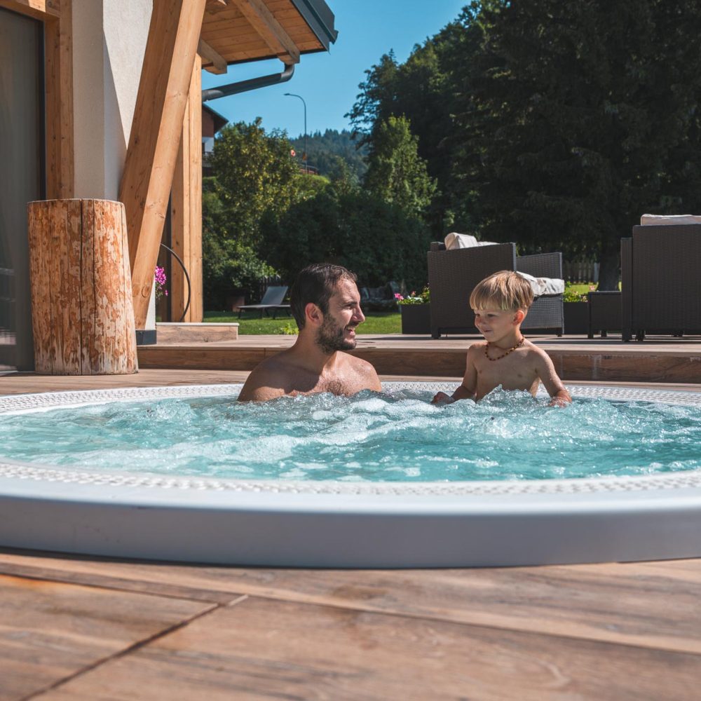 caminetto-mountain-resort-estate-idromassaggio-esterno-famiglia