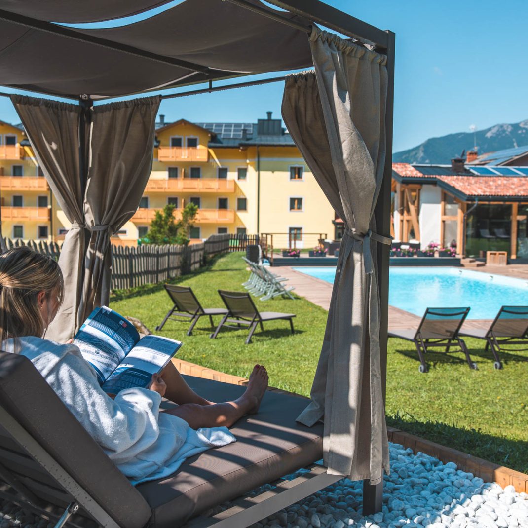 caminetto-mountain-resort-estate-piscina-esterna-ospite-relax-baldacchino